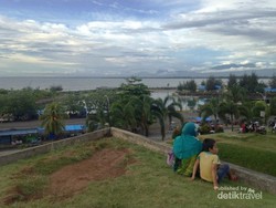 Menikmati Pesisir Samudera Hindia dari Ketinggian Benteng Marlborough