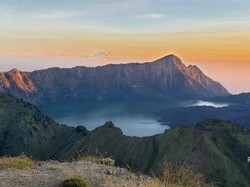 Menikmati Rinjani dari Segara Anak yang Mempesona