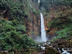 Menikmati Segarnya Air Terjun Kapas Biru di Lumajang