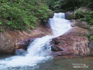 Menikmati Segarnya Air Terjun Telago Jando di Jambi