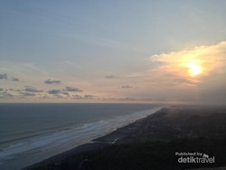 Menikmati Senja Pantai Parangtritis dari Ketinggian