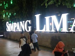 Menikmati Suasana Malam di Simpang Lima Semarang