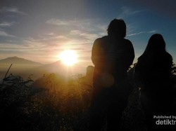 Menikmati Sunrise dan Melihat 4 Gunung dari Puncak Suroloyo Jogja