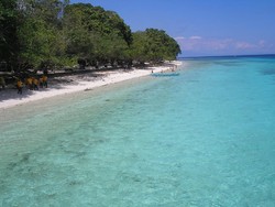 Menjamah Kecantikan Pantai Liang, Maluku