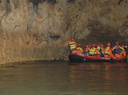Menjelajah Gua Batman di Tuban