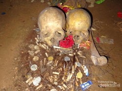 Menjelajahi Kuburan Suku Toraja di Gua Londa