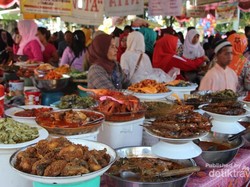 Menu Berbuka Lengkap Ada di Pasar Pabukoan, Sumbar