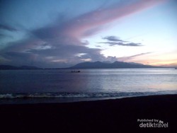 Menunggu Fajar Merona di Pantai Boom, Banyuwangi
