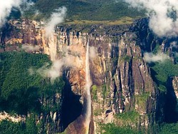 Menunggu Malaikat Jatuh di Angel Falls, Venezuela