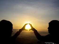 Menunggu Mentari Terbit Ala Film AADC 2 di Punthuk Setumbu