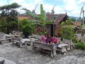Menunggu Senja di Utara Candi Prambanan
