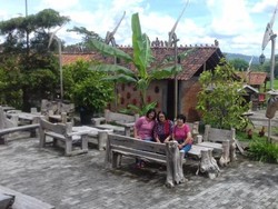 Menunggu Senja di Utara Candi Prambanan