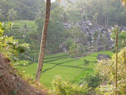 Menuruni Ratusan Anak Tangga Demi Indahnya Kampung Naga