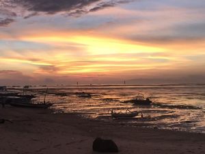 Menyambut Fajar di Sanur, Bali