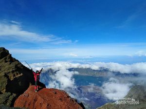 Menyambut Fajar Pertama di Puncak Rinjani