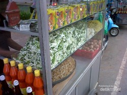 Menyantap Mie Khas Kamboja, Enak!