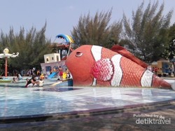 Menyegarkan Diri di Water Park Bojongsari, Indramayu