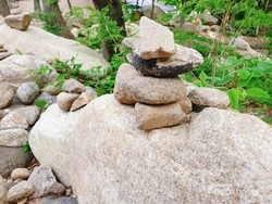 Menyusun Batu Harapan di Gunung Seorak, Korea Selatan