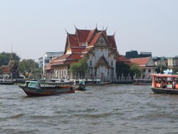 Menyusuri Chao Phraya, Sungai yang Membelah Kota Bangkok