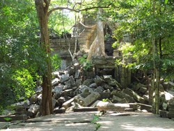 Menyusuri Kuil Cantik yang Setengah Runtuh, Beng Mealea