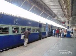 Merasakan Sensasi Naik Kereta Api di India