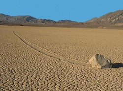 Misteri Batu yang Berjalan Sendiri di Death Valley