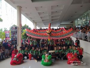Momen Atraksi Barongsai Dinding Pertama di Indonesia