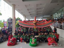 Momen Atraksi Barongsai Dinding Pertama di Indonesia