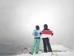 Momen Pertama Pendaki Indonesia Gapai Puncak Dhampus Nepal