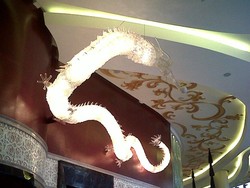 Naga Kristal Swarovsky Sambut Tamu The Trans Luxury Hotel