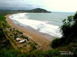 Naik Flying Fox 400 Meter di Pacitan, Berani?