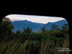 Naik Kereta Yogyakarta-Bandung, Pemandangannya Dahsyat!
