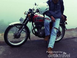 Naik Motor Tua ke Gunung Padang, Seru!