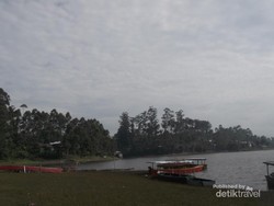 Naik Perahu di Situ Cileunca, Bandung Selatan yang Romantis