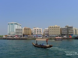 Naik Perahu Kayu di Sungai Dubai, Asyiknya!