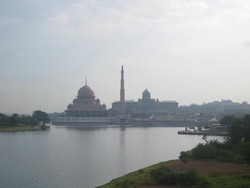 Naik Perahu Keliling Danau Putrajaya
