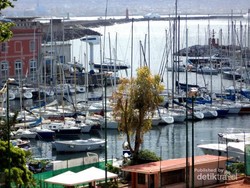 Napoli Bukan Cuma Pizza, Pantainya Juga Cantik!