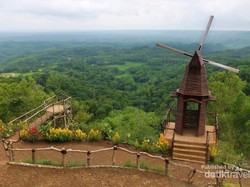 Negeri Dongeng di Balik Hutan Pinus Yogyakarta
