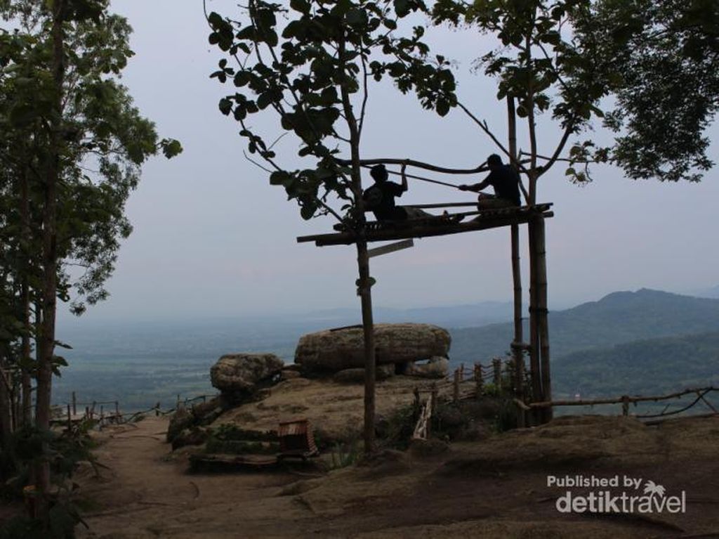 Ngabuburit Asyik di Bukit Selo Langit