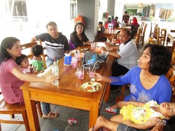 Ngabuburit Sambil Kulineran di Sentra Ikan Bulak, Surabaya