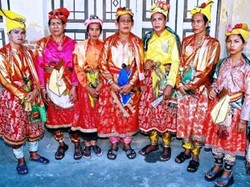 Ngeri! Mabissu, Atraksi Debus dari Sulawesi Selatan