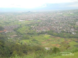 Ngeri-ngeri Sedap, Main Paralayang di Batu