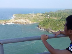 Ngeri-Ngeri Sedap Menatap Pantai Baron dari Mercusuarnya