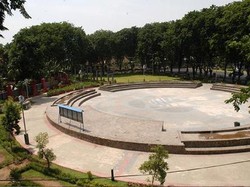 Nongkrong & Internetan Gratis di Taman Bungkul, Surabaya