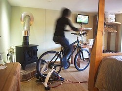 Nonton TV Sambil Gowes Sepeda di Cottage Lodge, Inggris