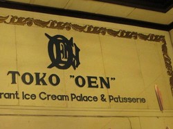 Nostalgia Suasana Jadul Toko Oen Semarang