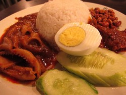 Nyam! Gurihnya Nasi Lemak Sungei Wang