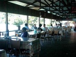 Nyam! Nikmatnya Makan di Bibir Danau Sentani