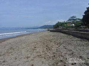 Orang Sukabumi Pasti Bangga Punya Pantai Ini, Bersih Banget!