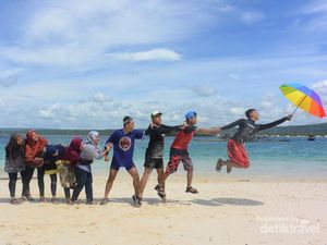 Orang Terbang Tertiup Angin di Ujung Kulon